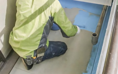 江戸川区でマンション・アパート専門の防水工事なら株式会社FLIPのウレタン防水をするベテランの職人